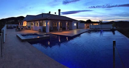 Luxury villa 5 bed 3 bath inc separate annex infinity pool/hot tub, games area.