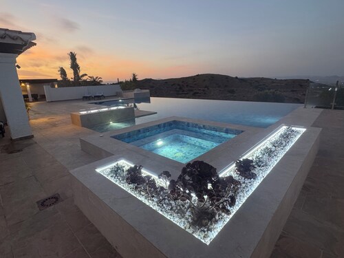 Luxury villa 5 bed 3 bath with infinity pool/hot tub, games area.  Sleeps 10