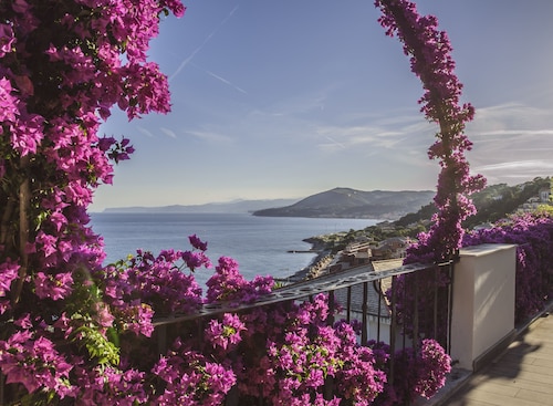 x 4 persons, 100 sqm terrace overlooking the sea, with garden and covered garage