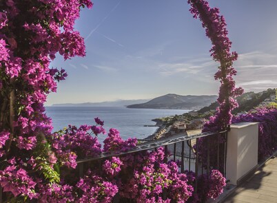 x 4 persons, 100 sqm terrace overlooking the sea, with garden and covered garage