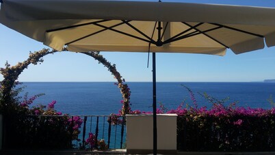 x 4 persons, 100 sqm terrace overlooking the sea, with garden and covered garage
