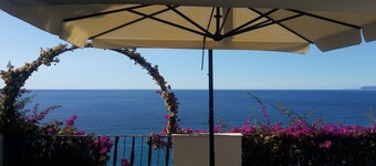 x 4 persons, 100 sqm terrace overlooking the sea, with garden and covered garage