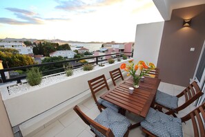 Outdoor dining - PORAT Apartment-Breathtaking sunset view in Zadar, Croatia (Zadar)