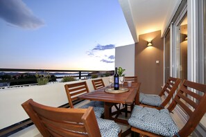 Outdoor dining - PORAT Apartment-Breathtaking sunset view in Zadar, Croatia (Zadar)