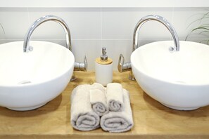 淋浴设施、免费洗浴用品、吹风机、毛巾