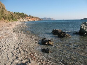 Tæt på stranden, liggestole, parasoller, volleyball
