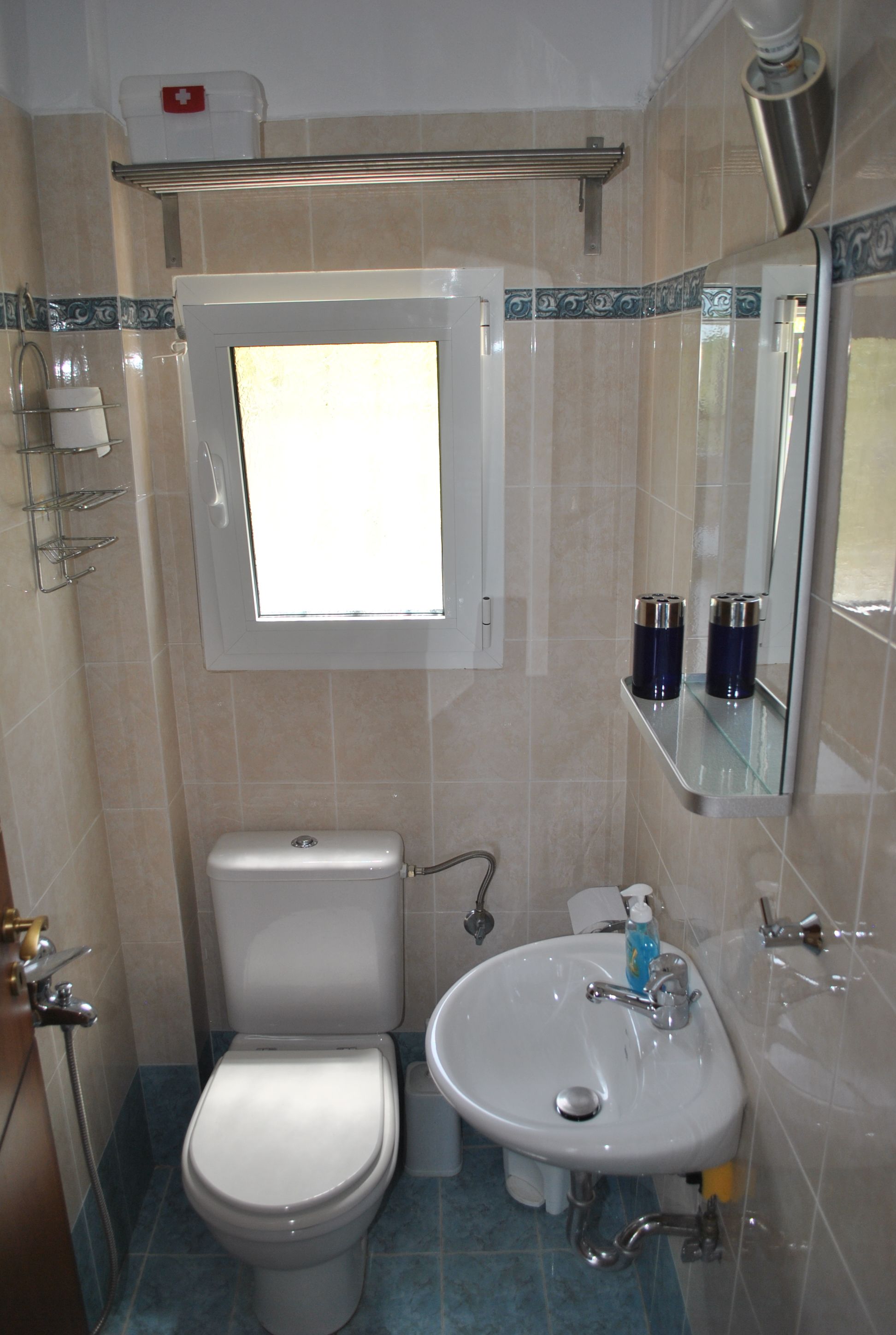 standard studio suite, 1 double bed, lanai, vineyard view | bathroom | shower, free toiletries, hair dryer, towels