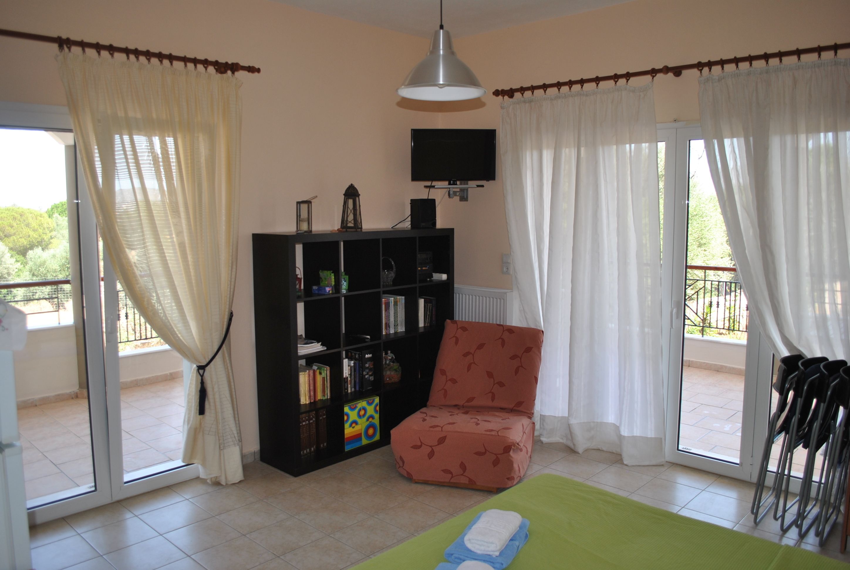 standard studio suite, 1 double bed, lanai, vineyard view | living area | 32-inch flat-screen tv with digital channels, tv, heated floors