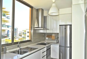 Refrigerador, microondas, horno y parrilla de estufa 