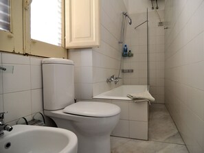 Combined shower/tub, hair dryer, bidet, towels