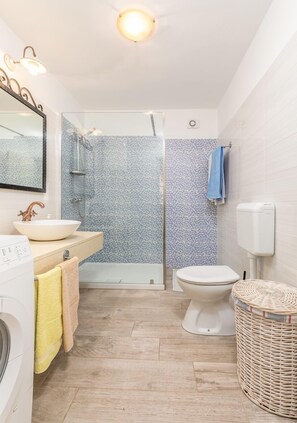 Douche, séchoir à cheveux, serviettes fournies
