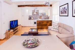 Tv och ett musikbibliotek