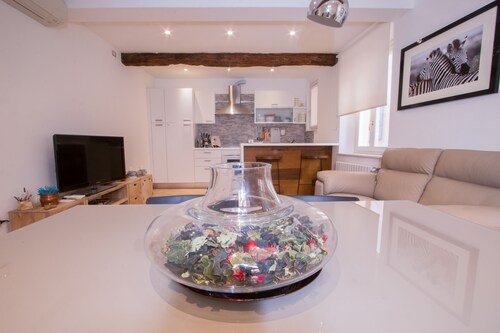 In the historic center of Castelvetro Bed & Brekfast the glass castle 