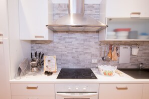 Réfrigérateur, un four, surface de cuisson, lave-vaisselle