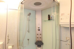 Een douche, een haardroger, een bidet, handdoeken