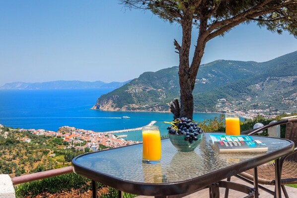 Outdoor dining - Villa Savvina with stunning view Skopelos island (Skopelos)