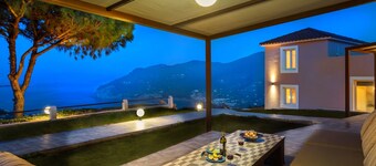 ヴィラサヴィーナ、素晴らしい景色を望むスコペロス島