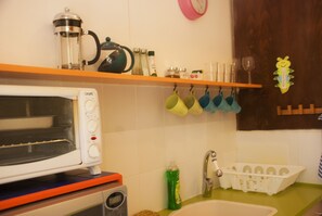 Kühlschrank, Wasserkocher, Toaster, Kochgeschirr/Geschirr/Besteck