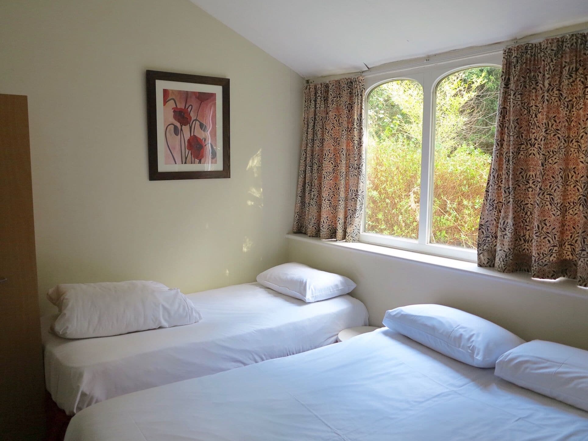 8 bedrooms, iron/ironing board, WiFi, bed sheets