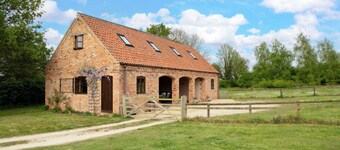 Hilltop Barn. Full of character in its own meadow with upstairs lounge. Sleeps 6
