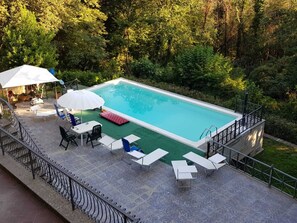 Utomhuspool och uppvärmd pool