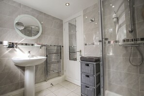 Een douche, een haardroger, handdoeken, zeep