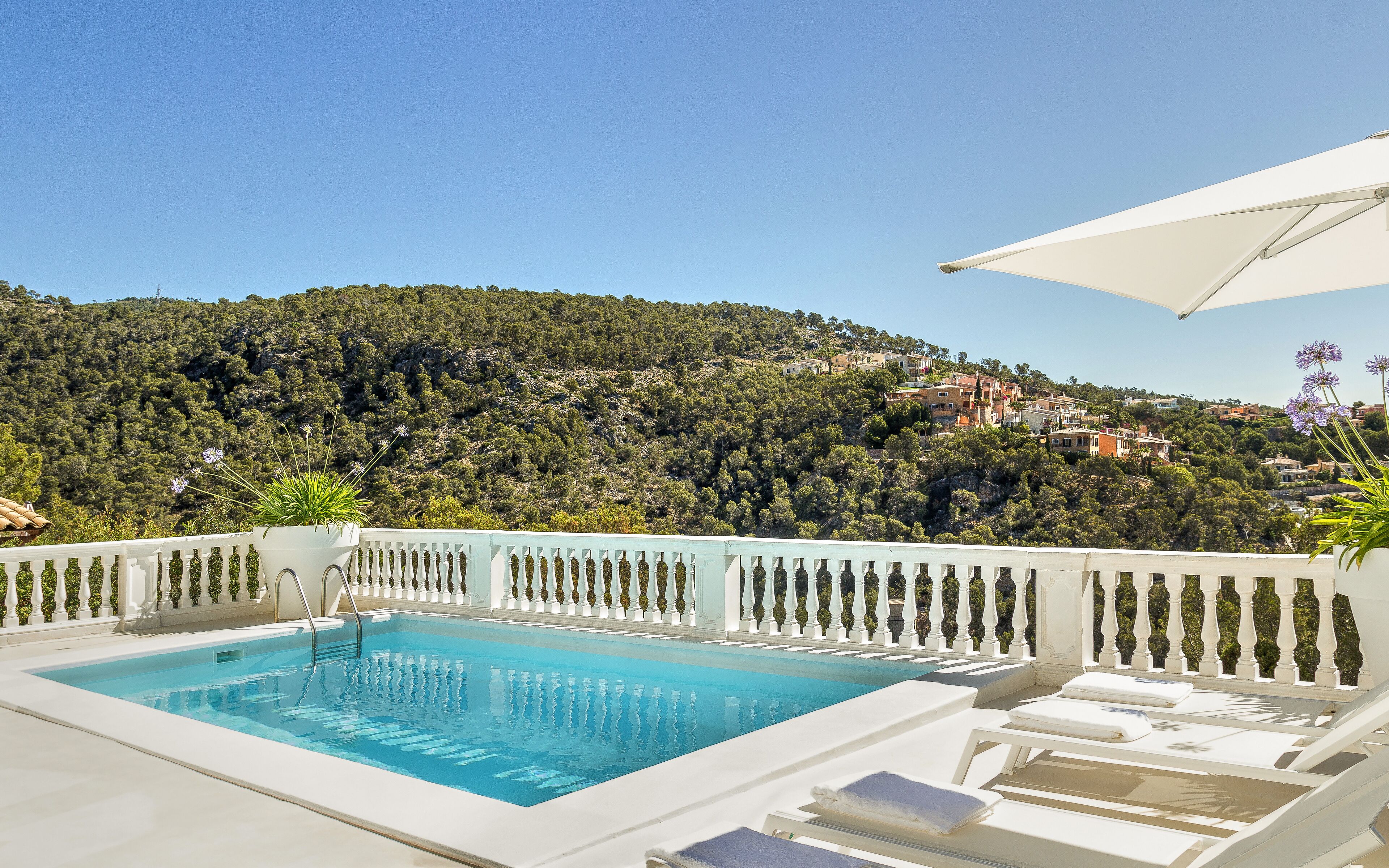 Una piscina al aire libre