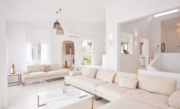 Smart TV, fireplace, video games, foosball - Stylish 300 m2 Pool Villa with Stunning Seaview in Exclusive Residential Area  (Costa d'en Blanes)