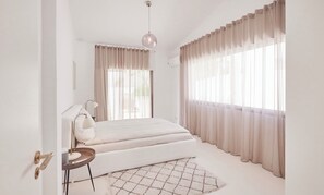 5 bedrooms, in-room safe, desk, iron/ironing board