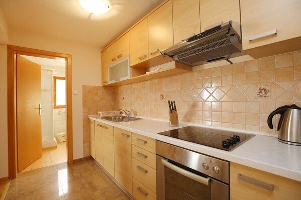 Fridge, oven, stovetop, coffee/tea maker