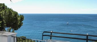 balcón con vistas al mar, aparcamiento cubierto, WIFI, TV, 300 m del mar, con jardín