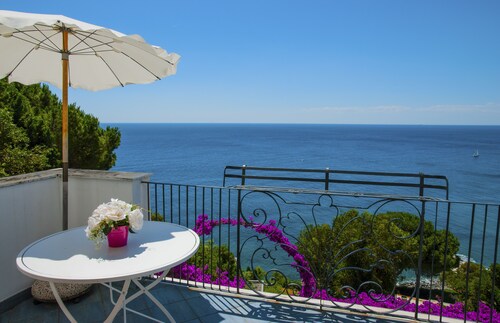  Balcony on the sea, covered parking, WIFI, TV, 300 m from the sea, with garden