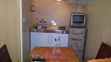 Fridge, microwave, toaster, cookware/dishes/utensils