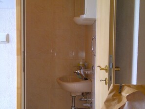 Kombination af bruser/badekar, hårtørrer, håndklæder