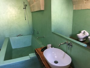 Duschwanne, Haartrockner, Bidet, Handtücher