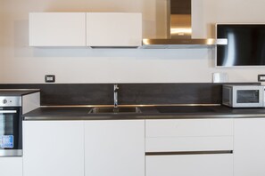 Jääkaappi, mikroaaltouuni, uuni, liesi