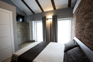 3 chambres, bureau, chambres insonorisées, fer et planche à repasser