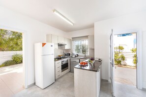 ثلاجة، ميكروويف، فرن، موقد طهي مسطح