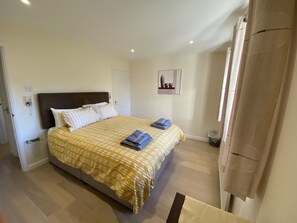 2 bedrooms, iron/ironing board, free WiFi, bed sheets - Bay Tree - centre Braunton - Saturday c/over - Walk to restaurants, pubs & shops (Braunton)