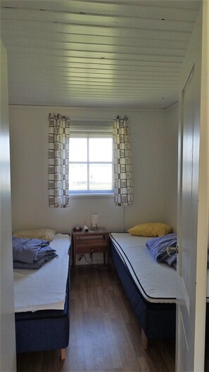 2 bedrooms, travel crib, bed sheets