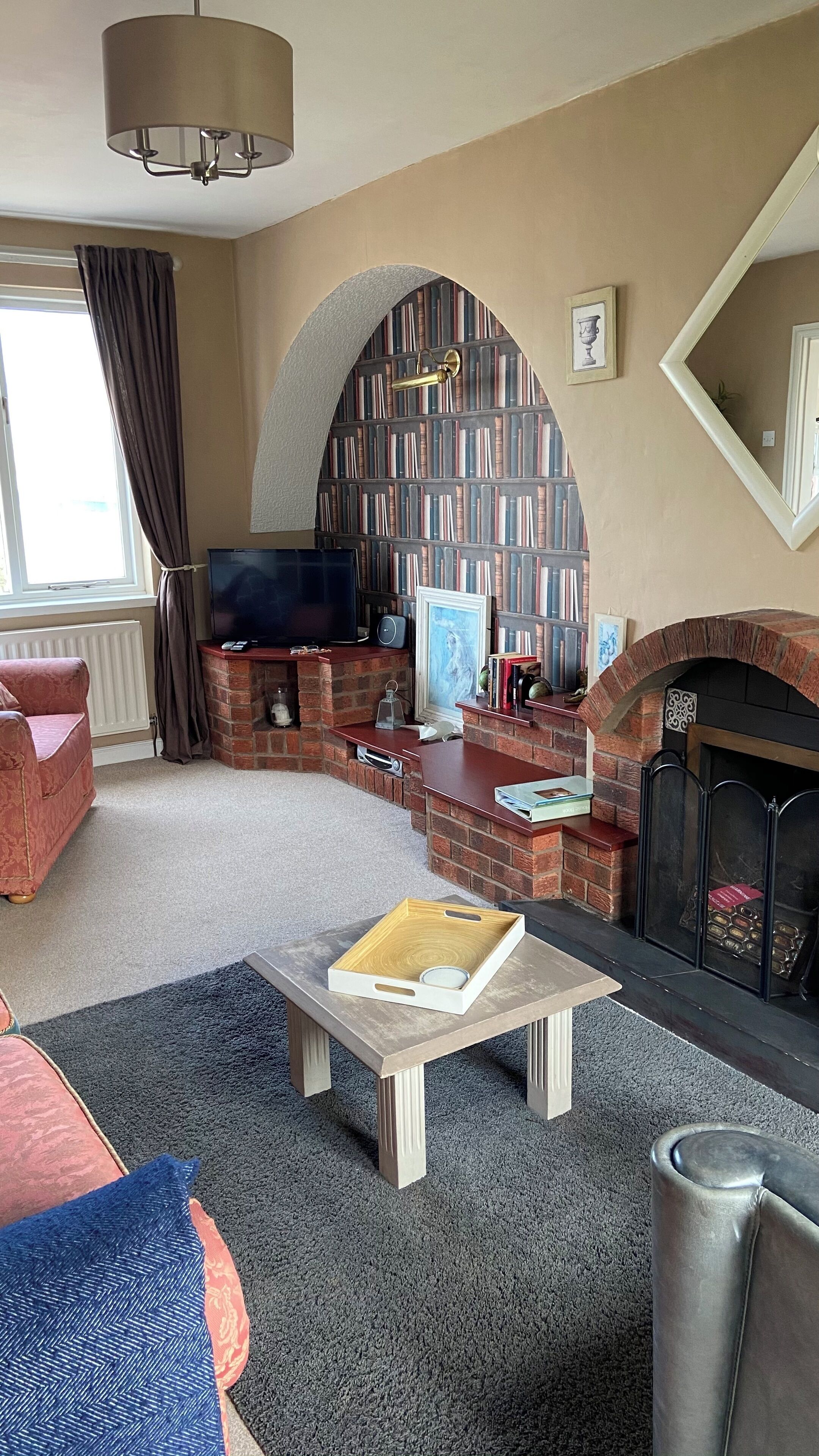 Una Smart TV, una chimenea, un reproductor de DVD, libros