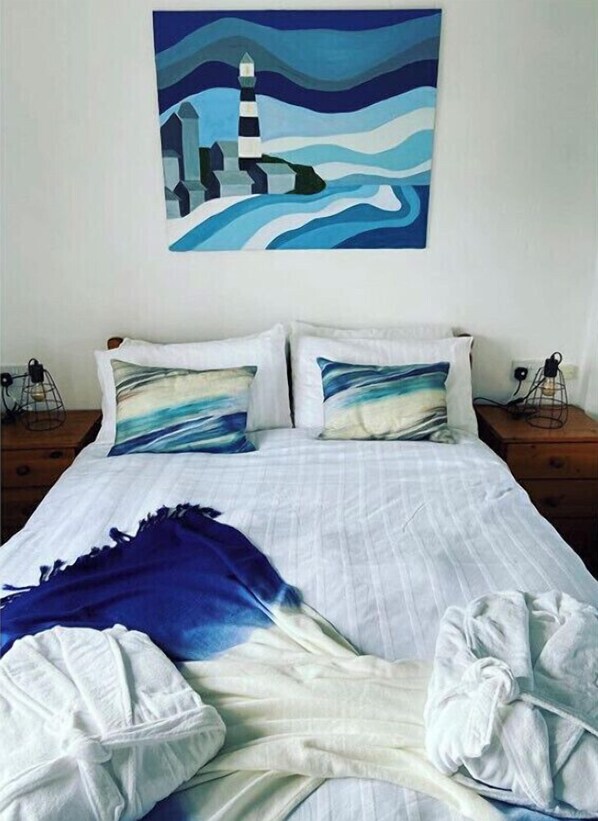 2 chambres, coffre-fort, bureau, fer et planche à repasser