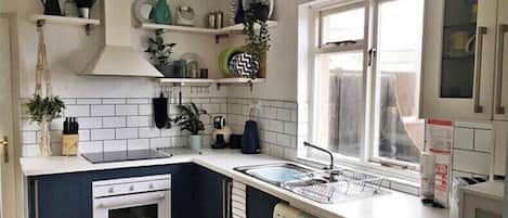Een koelkast, een magnetron, een oven, een kookplaat
