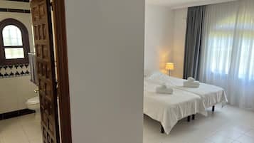 4 slaapkamers, een strijkplank/strijkijzer, gratis wifi, beddengoed