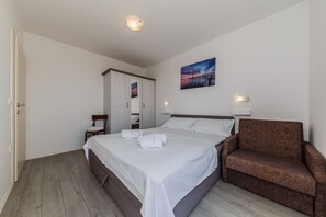 2 makuuhuonetta, tallelokero huoneessa, työpöytä, äänieristys