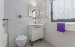 Tina con regadera, tina de hidromasaje, secadora de cabello, bidet