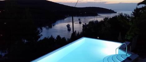 Una piscina al aire libre, una piscina climatizada