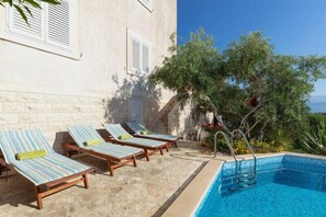 Pool - Villa Lukrecia in Supetar, private pool, garden, perfect for families (Supetar)