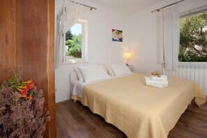 5 bedrooms, iron/ironing board, free WiFi, bed sheets - Villa Lukrecia in Supetar, private pool, garden, perfect for families (Supetar)