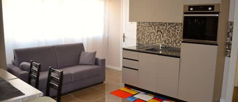 Private kitchen | Fridge, microwave, oven, stovetop